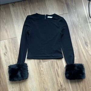 Alice + Olivia Delaina Cropped Faux Fur-Cuffed Top